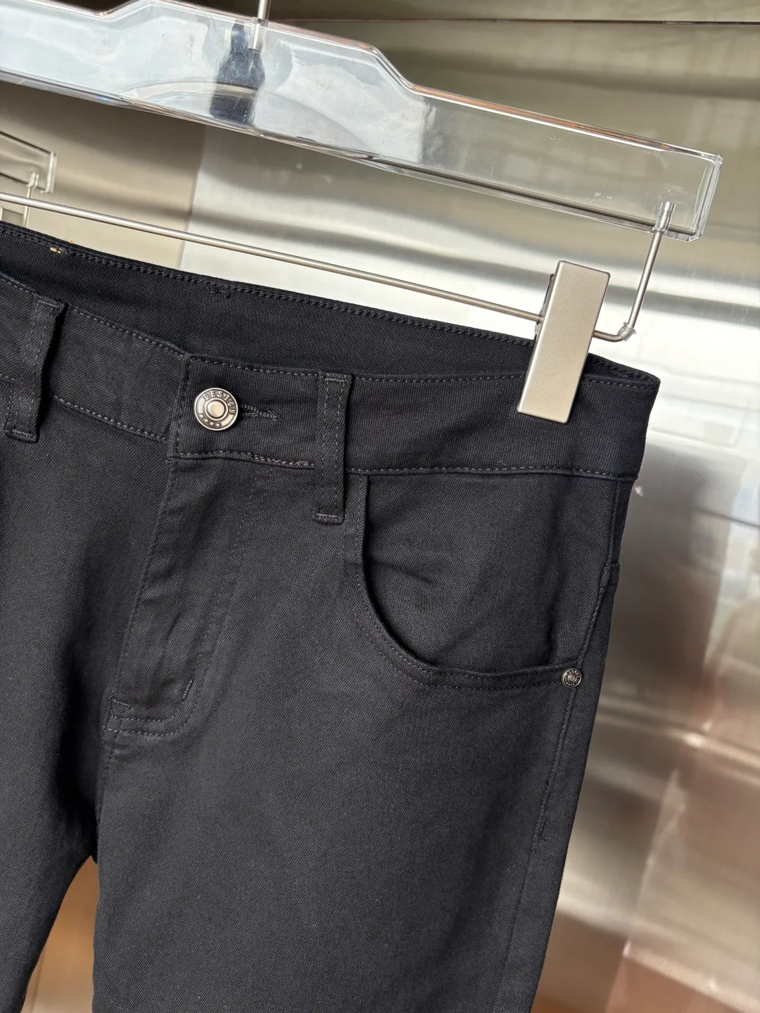 P240 A super stylish pair of jeans, customized original washed denim fabric, unique design, top-notch embroidered letter pattern logo, original hardware accessories decoration, an extremely outstanding pair of jeans, the materials and craftsmanship are extremely luxurious and exquisite, extremely high-grade, handsome and stylish upper body, recommended 👍, 005 code number: 29-38 but not 35; 37